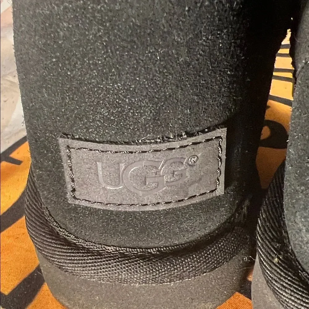 UGG Women's Classic Short - Size 9